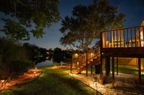 Savannah Lakefront Retreat near Tybee Beach with King Bed and Free Parking
